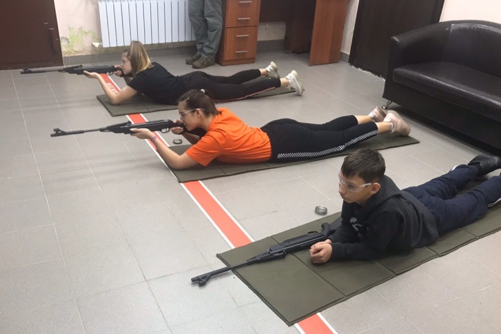 В планах организатора школы набрать группу младшеклассников. Оружие выдавать им нельзя, но у него есть одна идея В планах организатора школы набрать группу младшеклассников. Оружие выдавать им нельзя, но у него есть одна идея