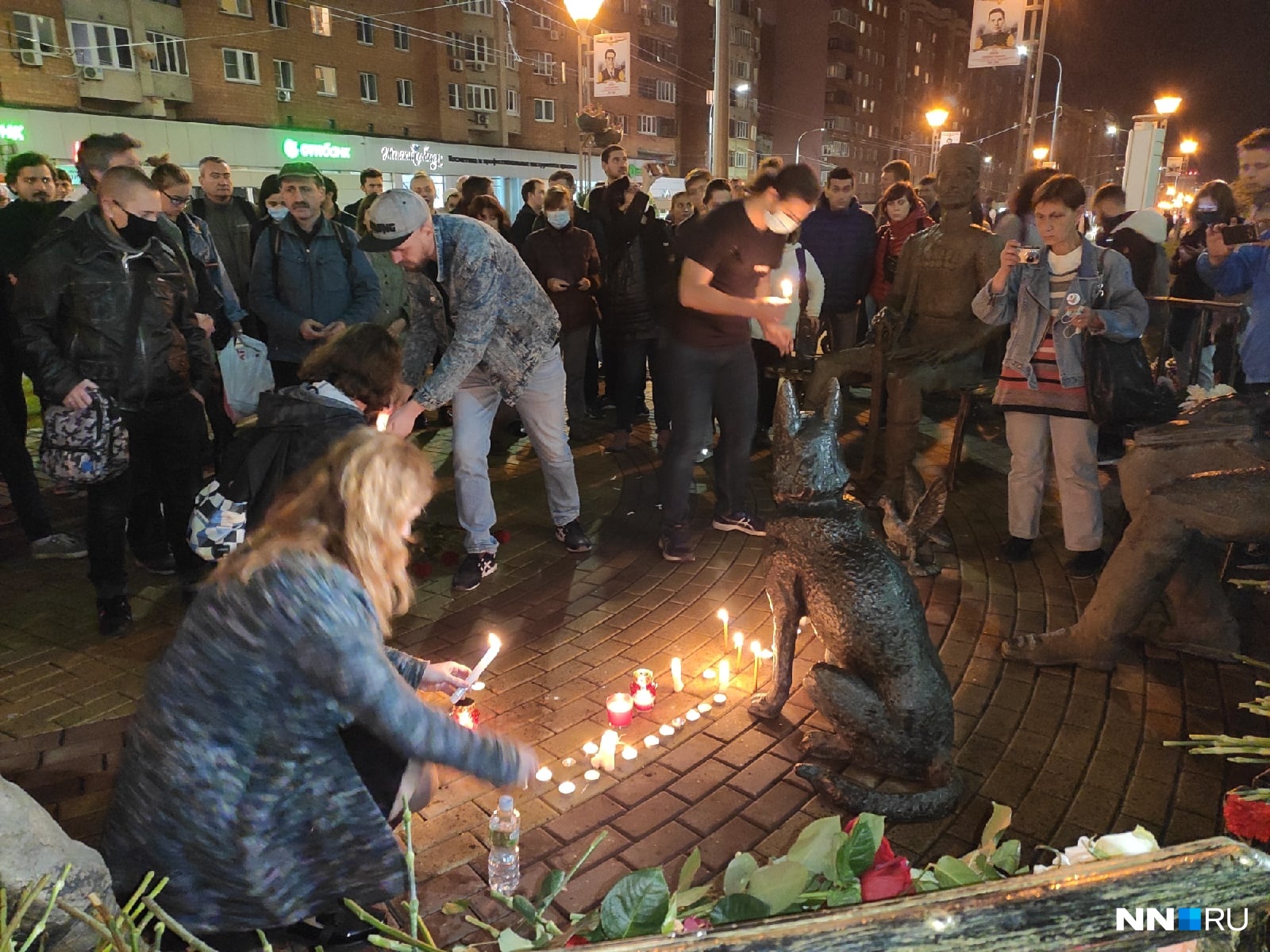 Нижегородцы приносят свечи и цветы, общаются и пытаются понять, что стало причиной этого непоправимого решения 
