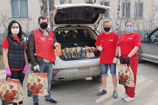 Добровольцы используют маски, перчатки и дезинфицирующе средства Добровольцы используют маски, перчатки и дезинфицирующе средства