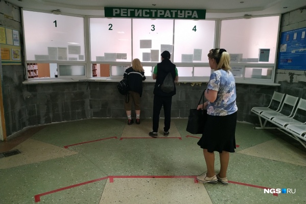 При этом в поликлинику все равно идут люди. Это очередь в регистратуру в поликлинике № 22 При этом в поликлинику все равно идут люди. Это очередь в регистратуру в поликлинике № 22