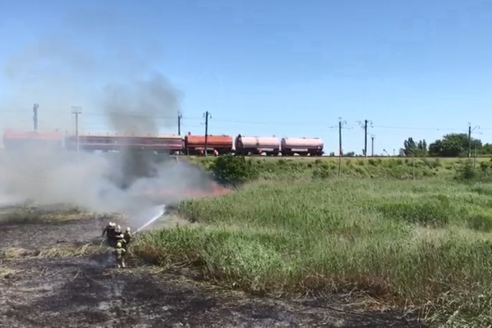 В Ростове полыхающий камыш тушат со спецпоезда. Публикуем видео с места ЧП