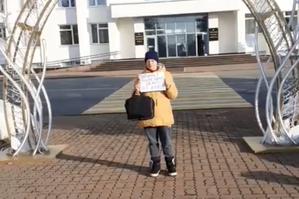 Чтобы привлечь к себе внимание, женщина пришла к Дому правительства Чтобы привлечь к себе внимание, женщина пришла к Дому правительства 