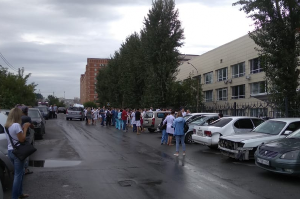 Для сотен людей утро началось с эвакуации. На улицу выводили всех: и персонал, и посетителей Для сотен людей утро началось с эвакуации. На улицу выводили всех: и персонал, и посетителей