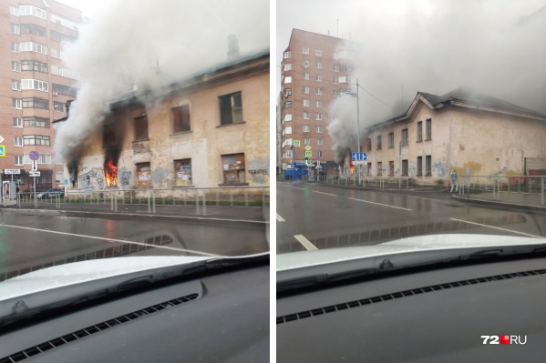 Из заброшенного дома в центре города валил густой дым Из заброшенного дома в центре города валил густой дым