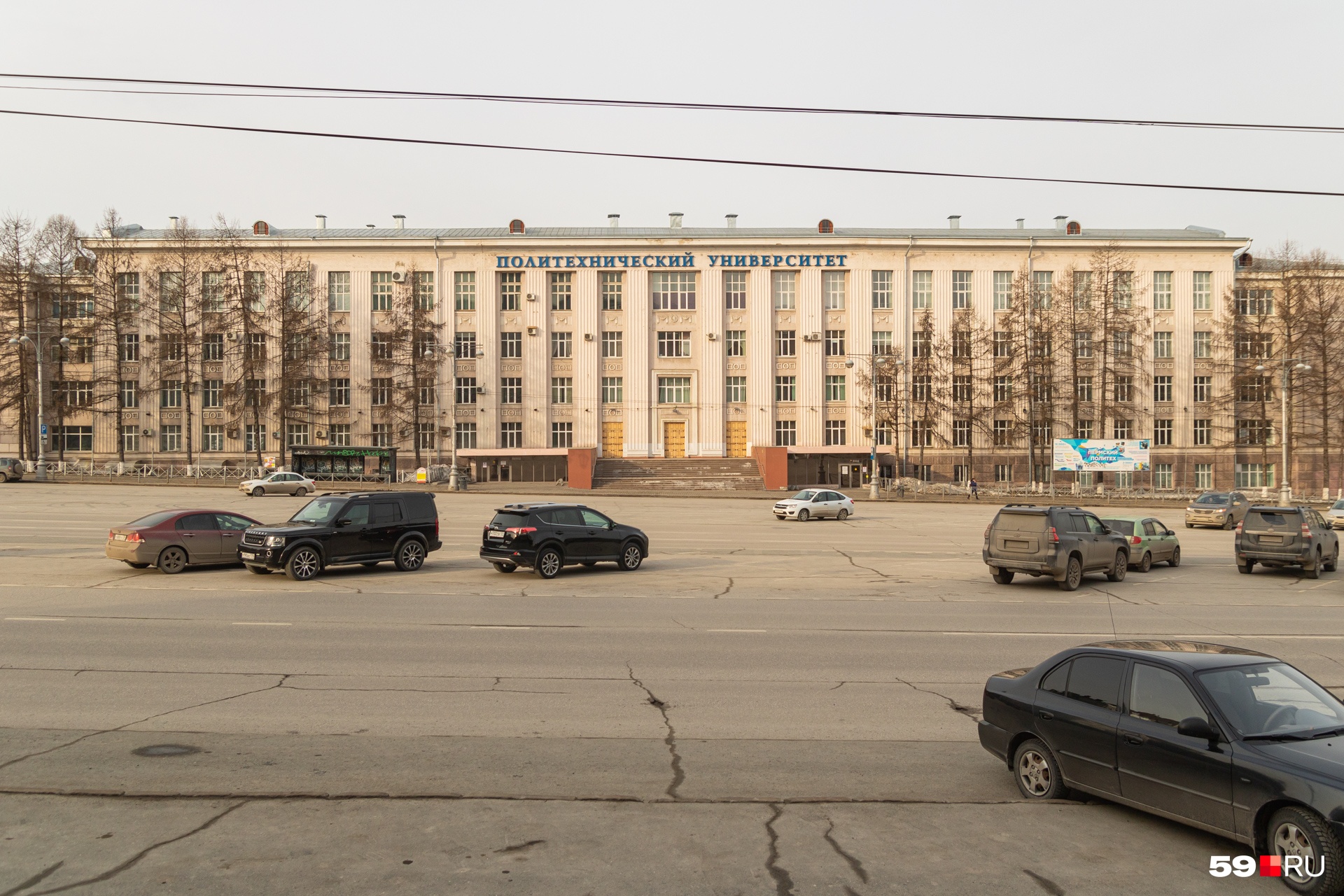 Когда вы видели такую пустую парковку у политеха? А где дрифтеры? Где кальянщики? Когда вы видели такую пустую парковку у политеха? А где дрифтеры? Где кальянщики? 