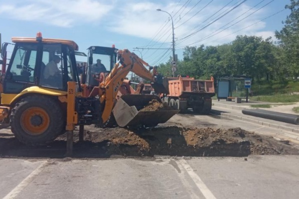 Для замены труб пришлось перекопать проспект Ленина Для замены труб пришлось перекопать проспект Ленина