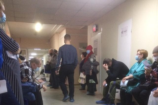 В поликлинике на Сортировке пациенты сидят в очереди по шесть часов, чтобы закрыть больничные