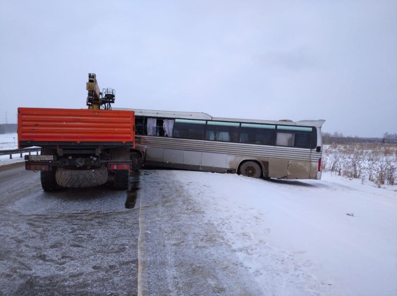 Автобус столкнулся с КАМАЗом под Уяром: есть пострадавшие