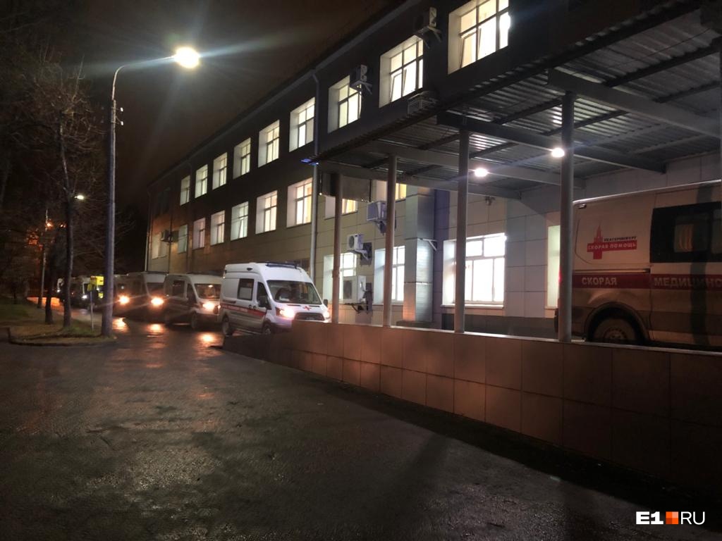 Пациенты самостоятельно проходят из карет скорой в здание больницы Пациенты самостоятельно проходят из карет скорой в здание больницы