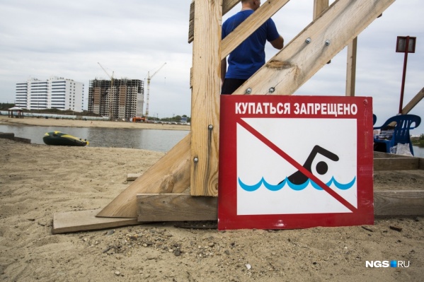 В жаркий выходной девочка отправилась купаться на котлован на Юго-Западном, где купание запрещено В жаркий выходной девочка отправилась купаться на котлован на Юго-Западном, где купание запрещено
