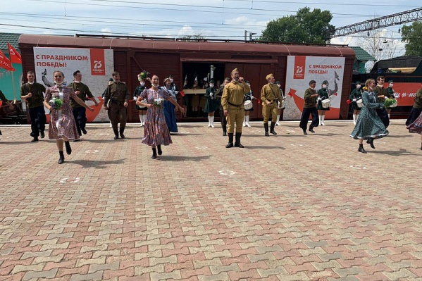 На перроне выступили кемеровские артисты На перроне выступили кемеровские артисты