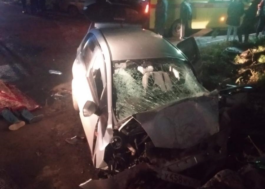 В Омске водитель «Хонды» врезался в стену дома и погиб