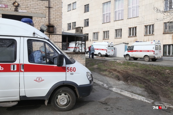 Ждать скорую по несколько дней в Челябинске сейчас приходится пациентам и с тяжёлой формой пневмонии Ждать скорую по несколько дней в Челябинске сейчас приходится пациентам и с тяжёлой формой пневмонии
