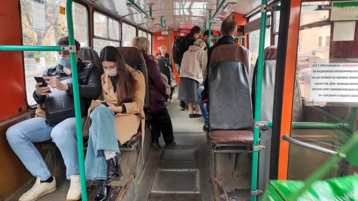 Нижегородский чиновник в сопровождении телекамер проверил соблюдение масочного режима в автобусах