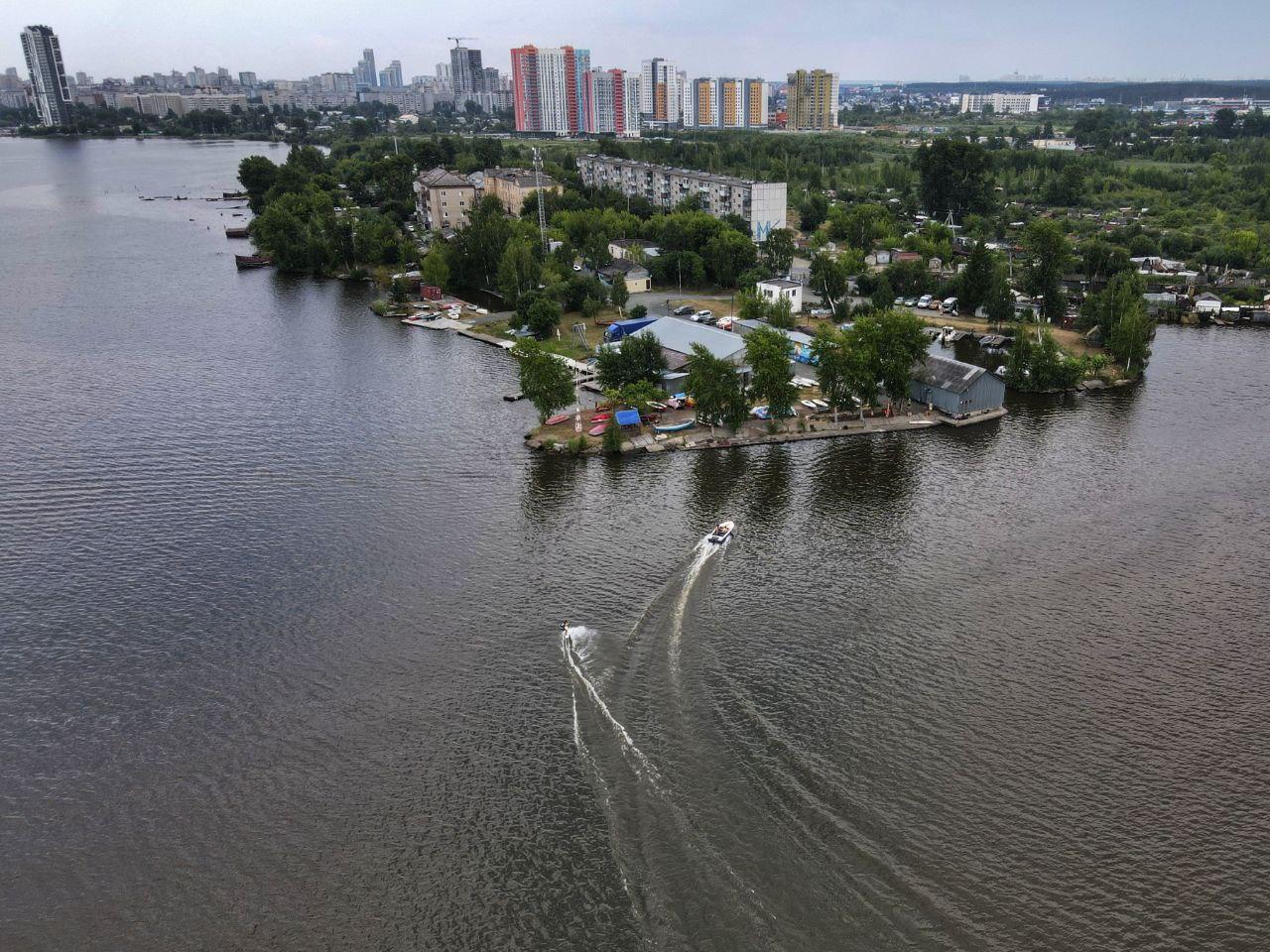Полуостров Высокий находится рядом с полуостровом Баран Полуостров Высокий находится рядом с полуостровом Баран