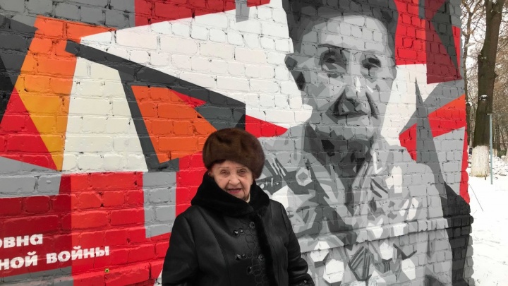 На фронт из школы: в Нижнем Новгороде появились граффити с портретом ветерана ВОВ — Тамары Руновой