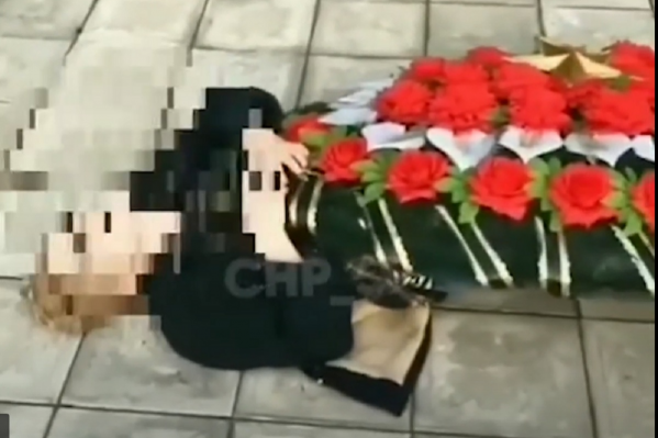 Девочка накрылась венком, который взяла у подножья памятника погибшим в годы Великой Отечественной войны Девочка накрылась венком, который взяла у подножья памятника погибшим в годы Великой Отечественной войны