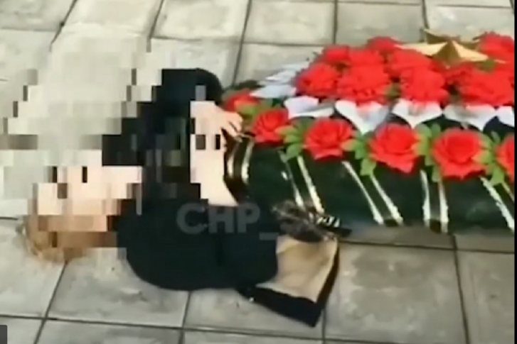 Девочка накрылась венком, который взяла у подножья памятника погибшим в годы Великой Отечественной войны Девочка накрылась венком, который взяла у подножья памятника погибшим в годы Великой Отечественной войны