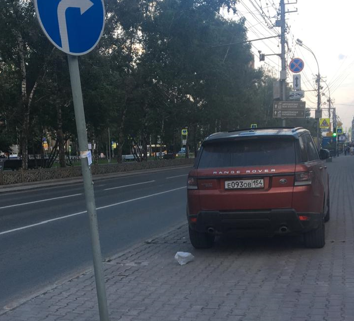 Range Rover в пешеходной зоне Range Rover в пешеходной зоне