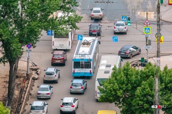 Автобусы и троллейбусы проезжают перекрёсток без остановок Автобусы и троллейбусы проезжают перекрёсток без остановок