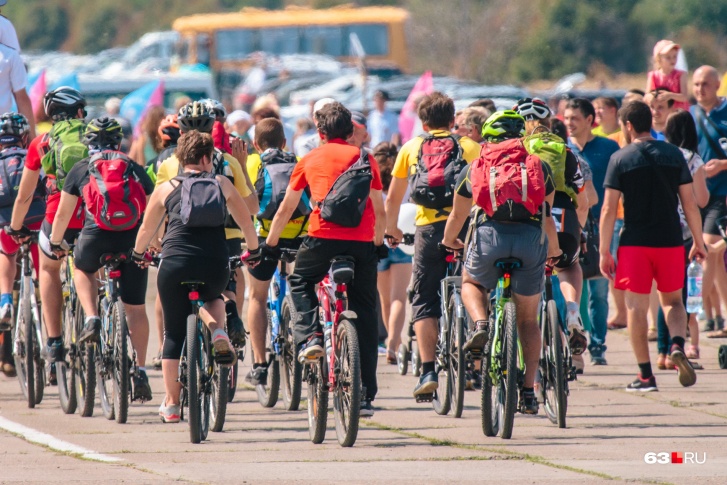 За городом велосипедистов ждут красивые дороги и пейзажи