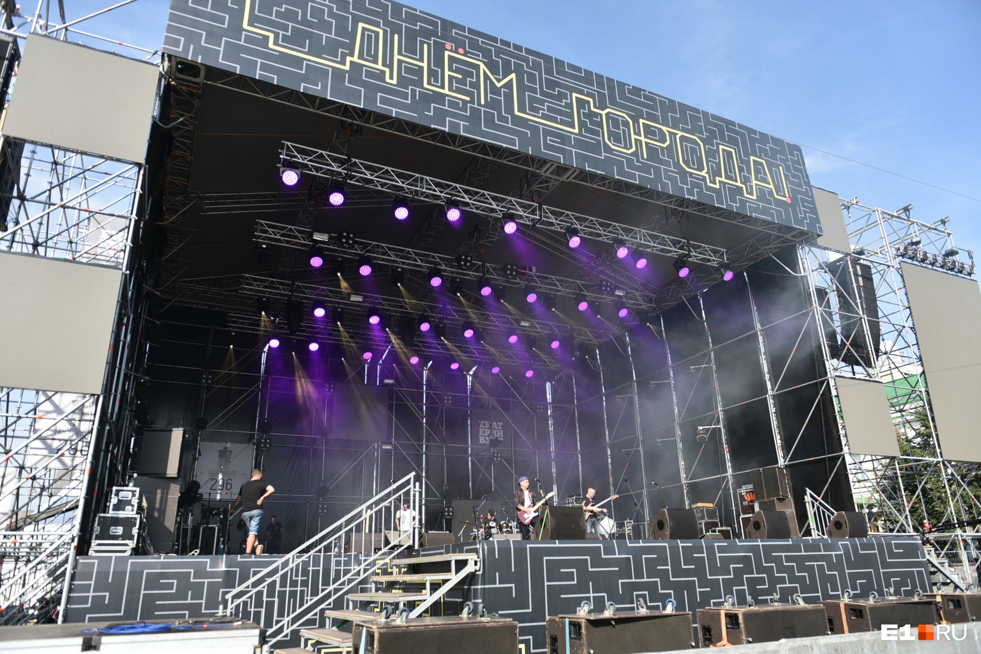 Олег Майами и Natan поют на крыше «Пассажа»: транслируем концерт в прямом эфире