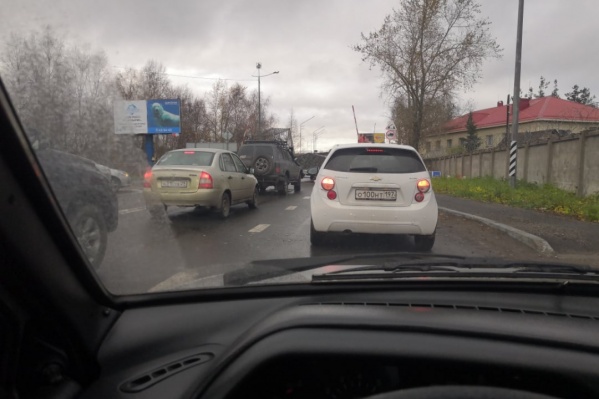Первые в очереди водители проехали по мосту довольно быстро Первые в очереди водители проехали по мосту довольно быстро