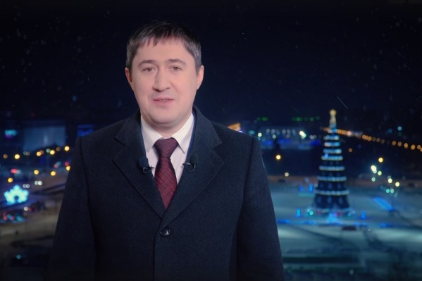 В кадре видна пермская эспланада и елка на ней В кадре видна пермская эспланада и елка на ней