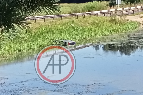 Машина ушла под воду наполовину Машина ушла под воду наполовину