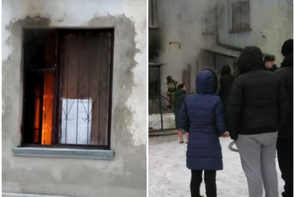Пожарные передали одну женщину бригаде скорой помощи Пожарные передали одну женщину бригаде скорой помощи