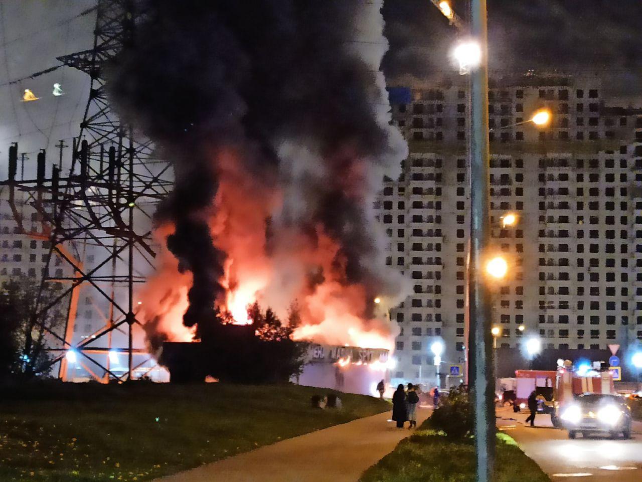 Ярко горела. Пожар у метро Приморская СПБ 19.05.2022. Пожар в Приморском районе СПБ. Пожар СПБ Приморский район. Пожар в Приморском районе СПБ  вчера.