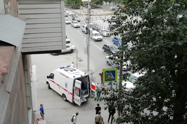 На месте работает экипаж ГИБДД На месте работает экипаж ГИБДД