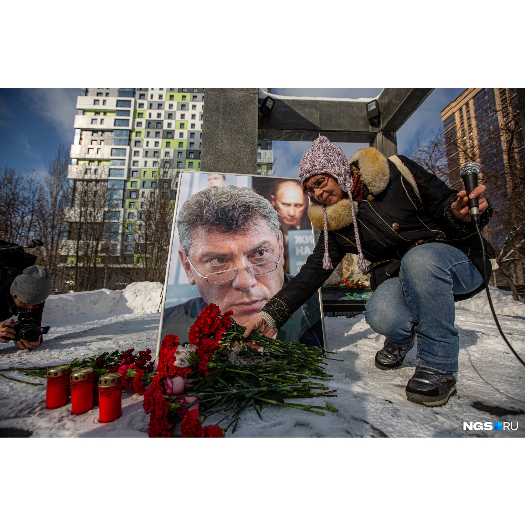 Мероприятие завершилось возложением цветов к портрету Бориса Немцова Мероприятие завершилось возложением цветов к портрету Бориса Немцова