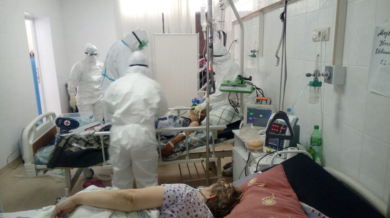 Наши врачи работали по графику сутки через двое по два человека в смене Наши врачи работали по графику сутки через двое по два человека в смене