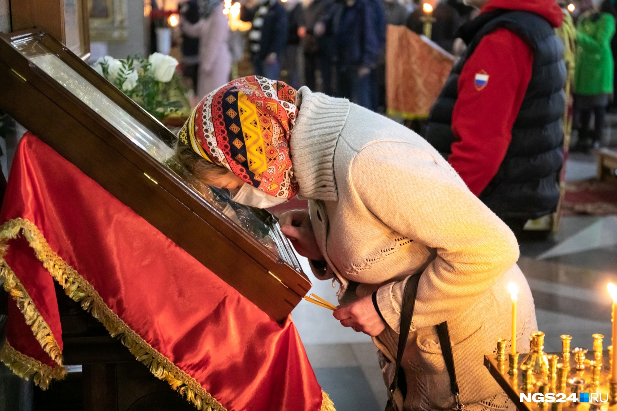 В Красноярске верующих пустили и в храмы, и к иконам В Красноярске верующих пустили и в храмы, и к иконам