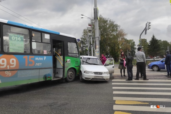 В аварию попали автобус № 014 и Daewoo Nexia В аварию попали автобус № 014 и Daewoo Nexia