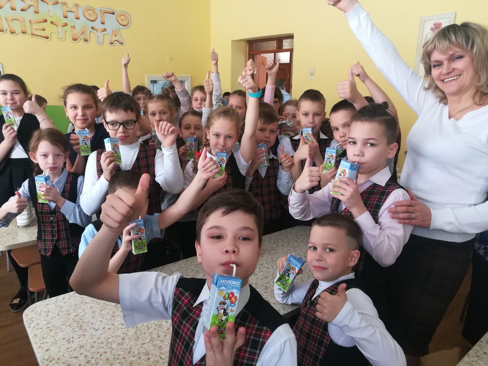 В школе в Коркино сначала дети пили молоко «Волшебная долина», а потом перешли на другое В школе в Коркино сначала дети пили молоко «Волшебная долина», а потом перешли на другое
