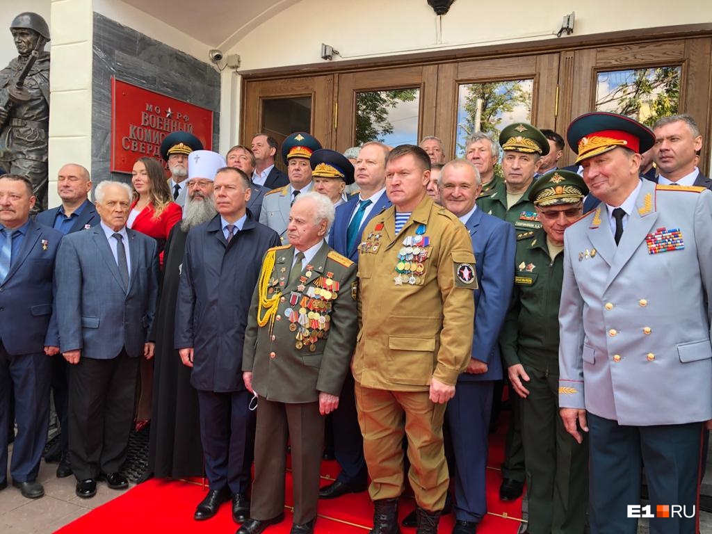 В центре Екатеринбурга установили новый памятник на деньги Симановского. И он не золотой