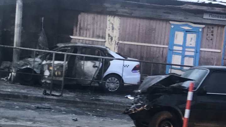 В Тюмени из-за аварии на Полевой сгорели машина и часть дома