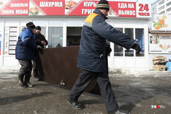 В Кургане продолжается демонтаж незаконно установленных киосков В Кургане продолжается демонтаж незаконно установленных киосков