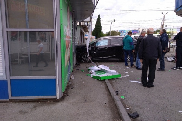 Lexus вылетел на тротуар и протаранил киоск Lexus вылетел на тротуар и протаранил киоск