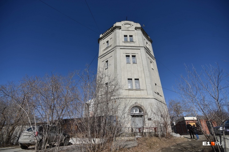 Архитекторы разрешили отремонтировать водонапорную башню на Московской, которая похожа на замок