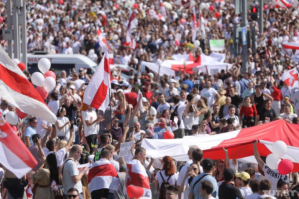 «Это крупнейшая акция протеста в истории суверенной Беларуси». Оппозиция насчитала 200 тысяч человек на марше в Минске. У Лукашенко — в несколько раз меньше