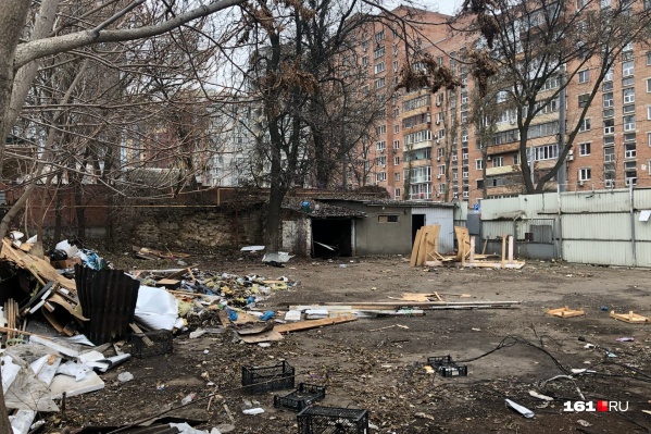 На месте, где еще вчера был рынок, теперь небольшая свалка, огороженная забором На месте, где еще вчера был рынок, теперь небольшая свалка, огороженная забором