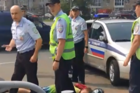 Парня задержали, пока он лежал на земле Парня задержали, пока он лежал на земле