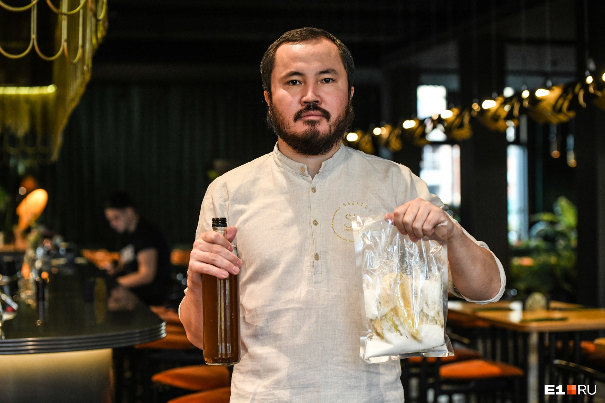 Пустил остатки борща на настойки: как бармен из Екатеринбурга спасает экологию