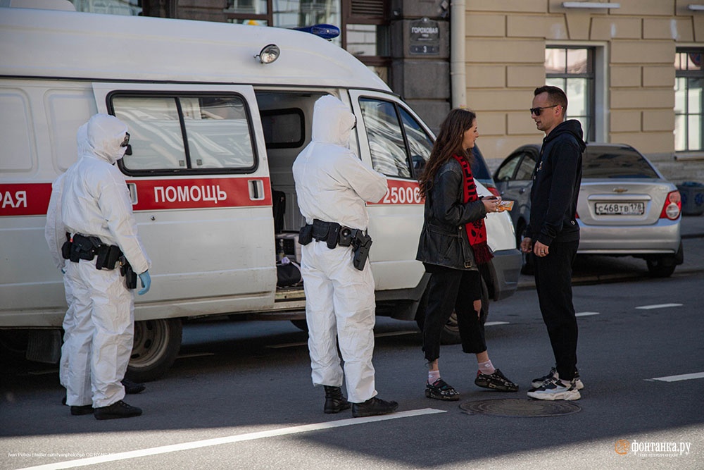 На улицы Петербурга вышел Белый дозор. Полицию одели в противочумные костюмы