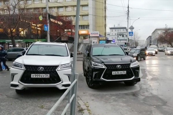 Два «Лексуса» на перекрестке Два «Лексуса» на перекрестке