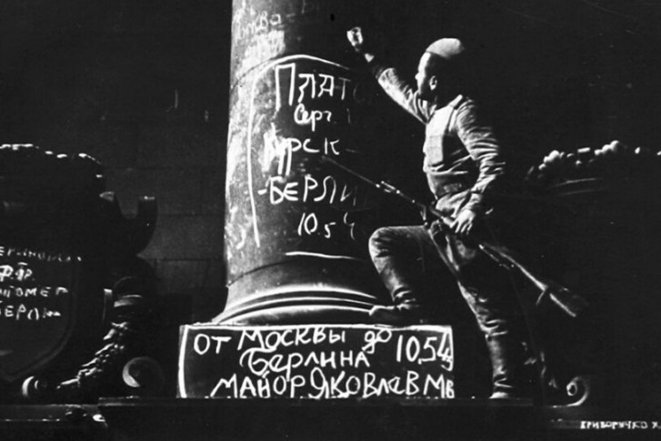 Сергей Платов расписался на колонне Рейхстага 10 мая 1945 года. Это фото стало известным на весь мир