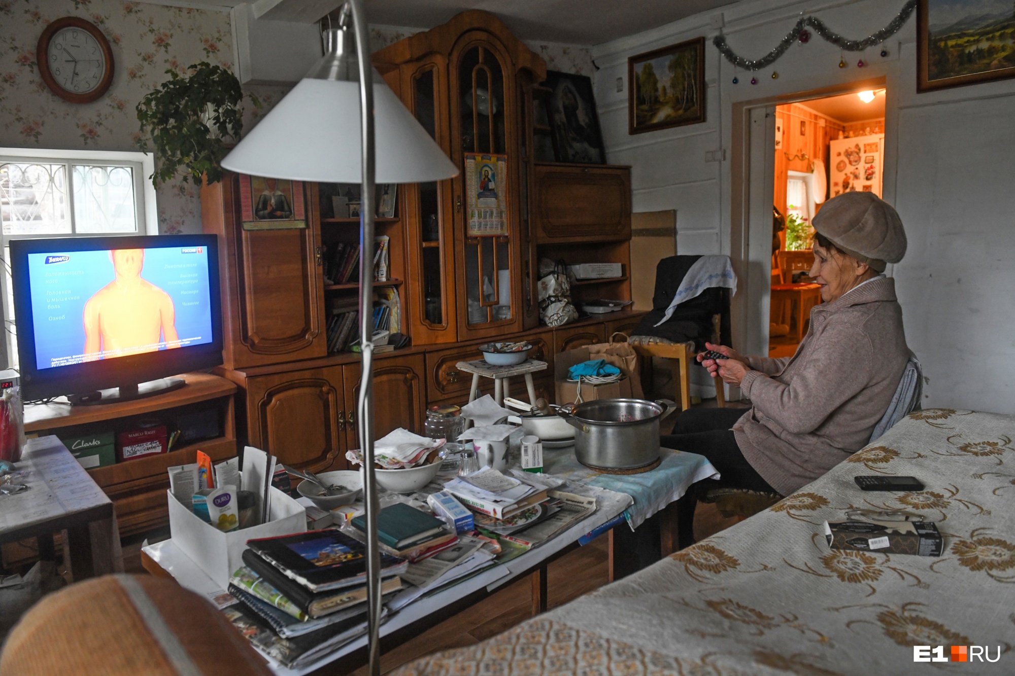 Валентина Ивановна может продолжать смотреть телевизор, даже если электричество отрубят во всей Сысерти. У нее — свое
